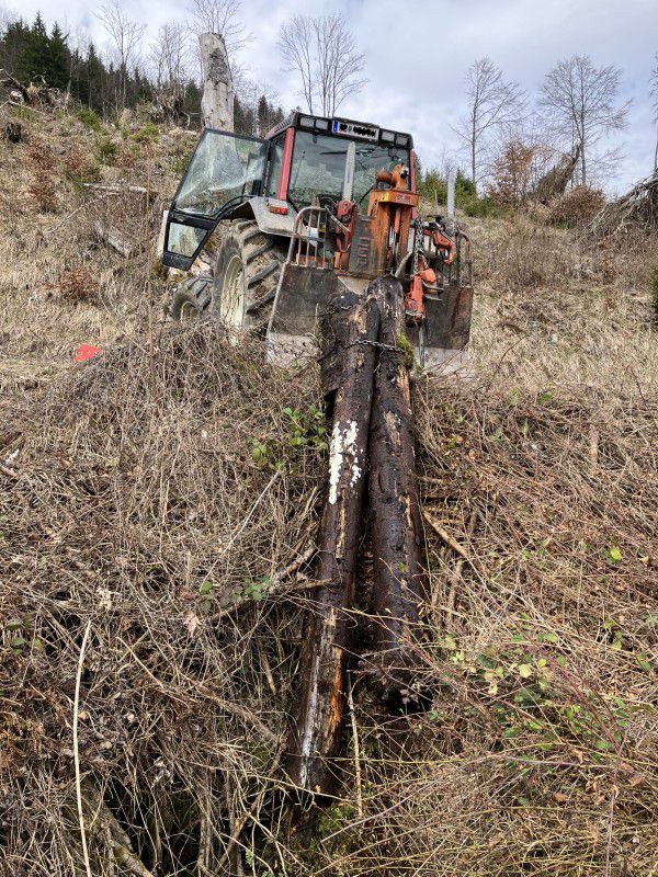 Foto: Bergung von Holzschnitt mit Traktor und Seilwinde